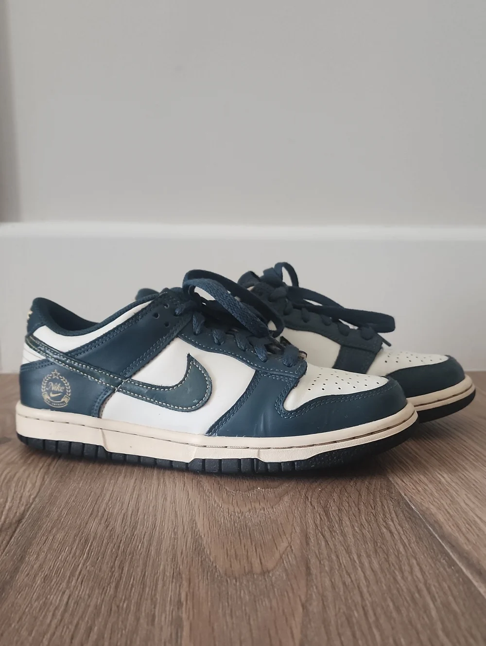 Nike Kids Low-Top Sneakers in Dark Green and White